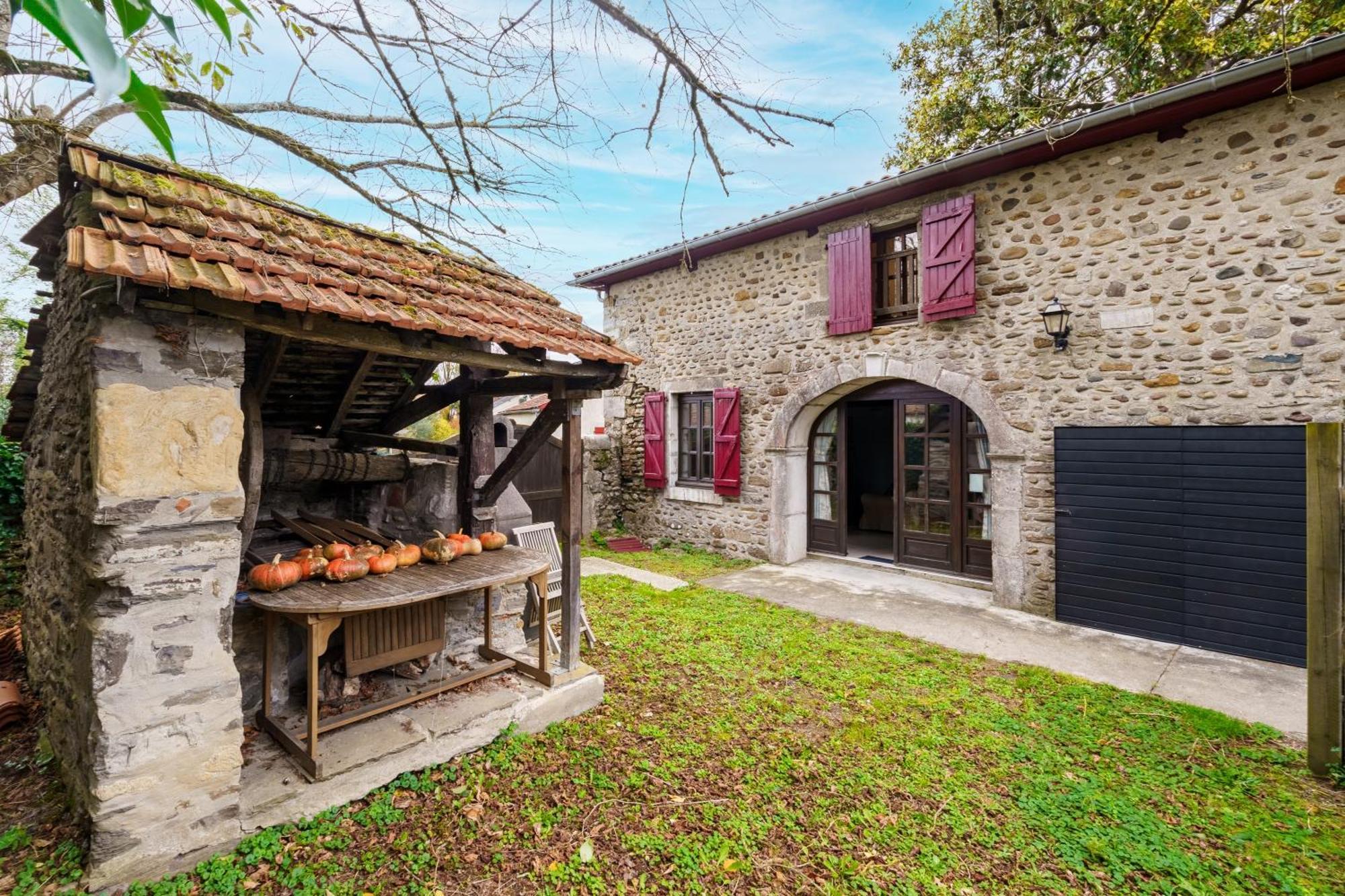 La Petite Maison - Avec Piscine Partagee Villa Osserain-Rivareyte Exterior foto